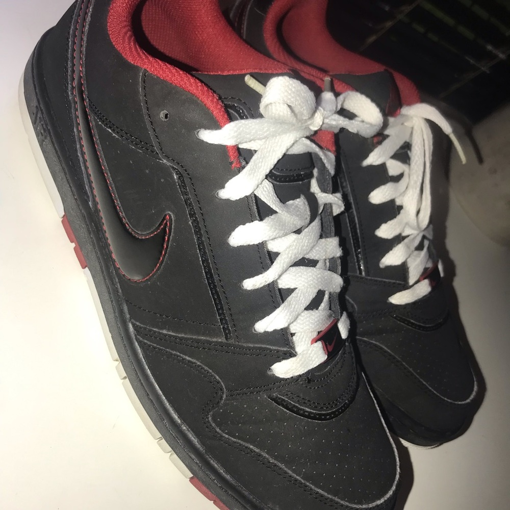 EXCELLENT  CONDITION  BARLEY WORN NIKE AIR PRESTIGE DUNK SIZE 9 LOW BLK N RED